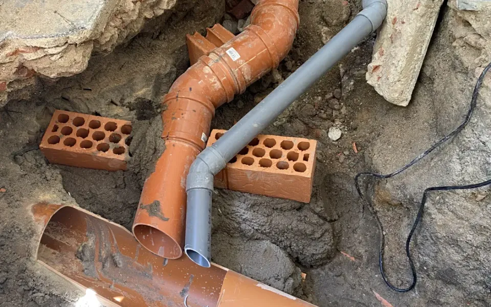 Detalle de una instalación de tuberías de saneamiento