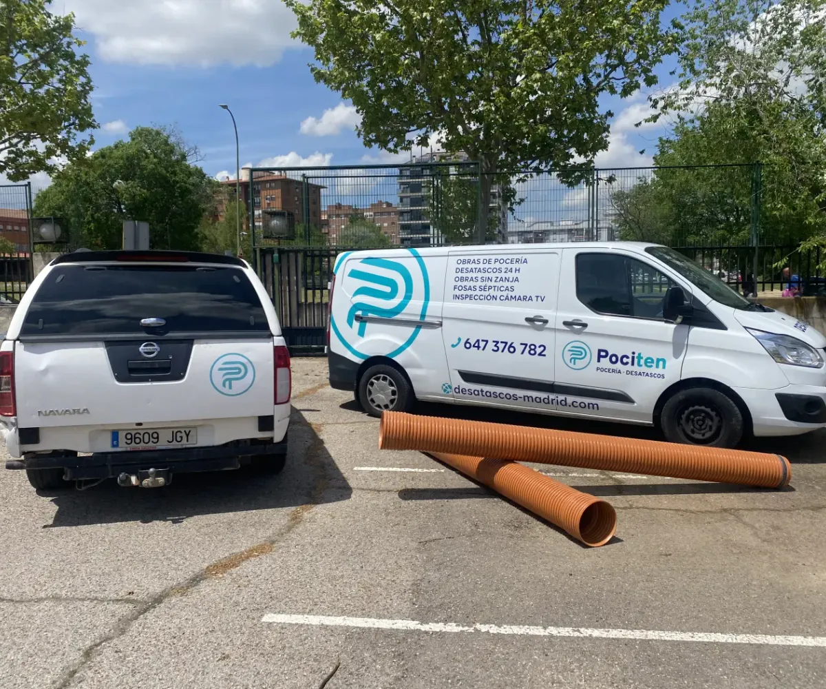 Vehículos de Pociten junto a material de saneamiento